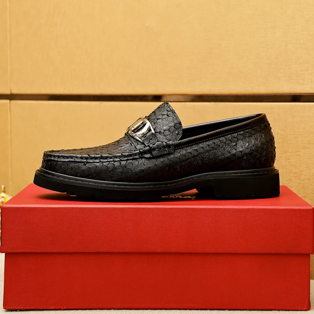 Men's shoes 💰520 💐 Product trademark: Ferragamo "Ferragamo" casual leather shoes Regular size: 38-44 (45.46🉑️customized) Product materials: Selected imported first-layer calfskin embossed upper + original hardware buckle, imported water-dyed cow leather lining. Strong three-dimensional visual effect, original outsole color: 1⃣️color optional
